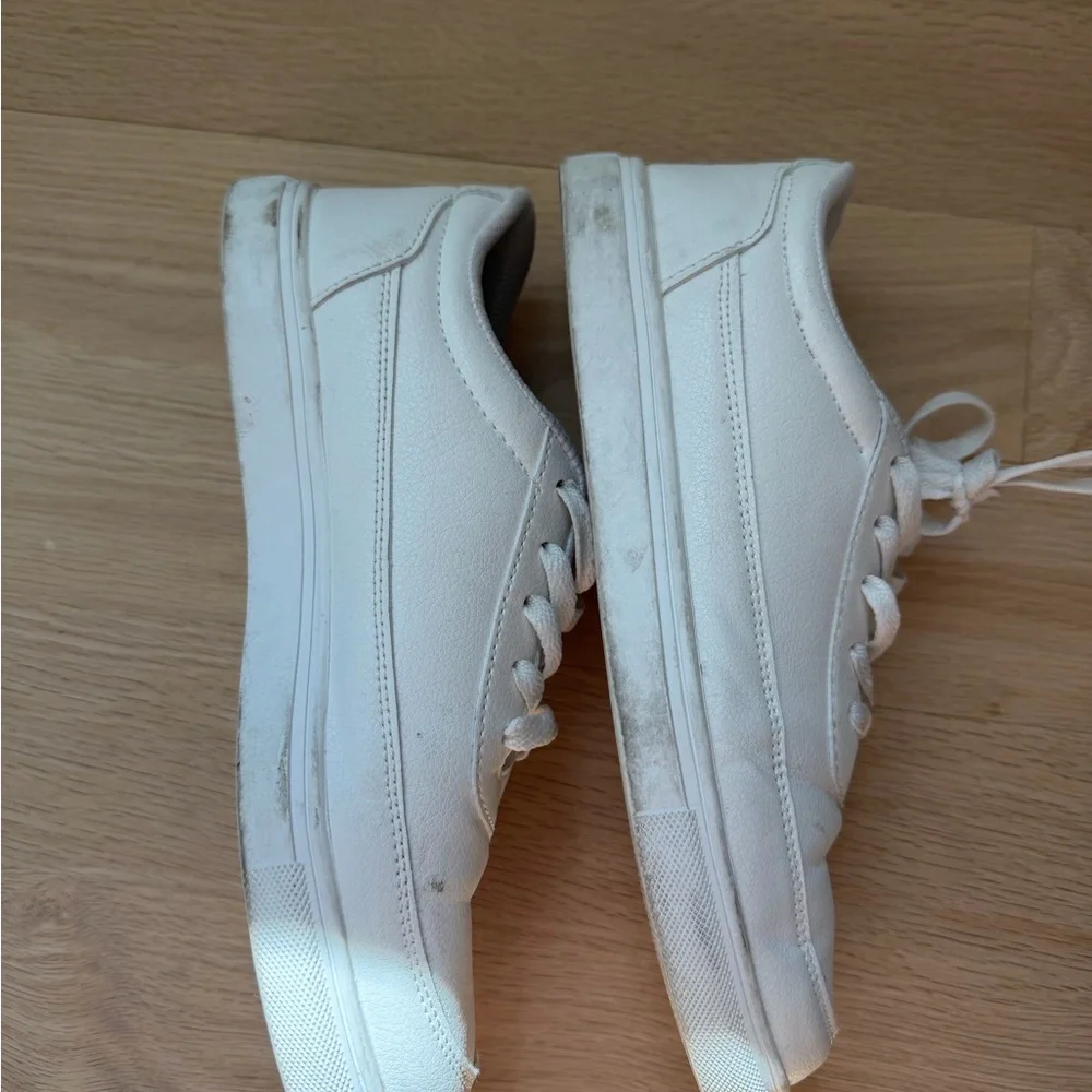 Woman’s White Low-Top Casual Sneakers